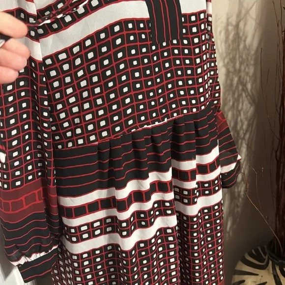 Chic Red and Black Geometric Dress - Picture 9 of 9